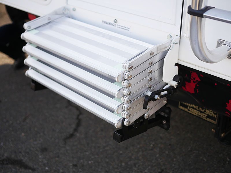 02. MOUNTS TO THE TRUCK CAMPER BUMPER